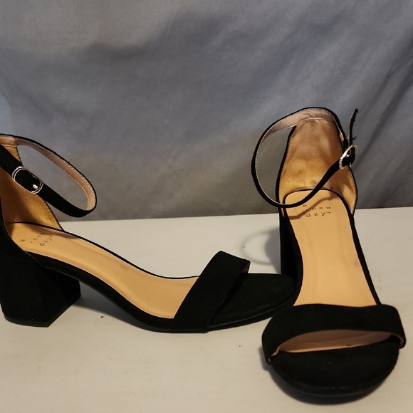 A New Day Black Minimalist Heels - Picture 1 of 6